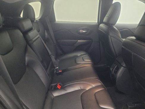 Used 2019 Jeep Cherokee Latitude Plus w/ Cold Weather Group AWD/4WD image 19