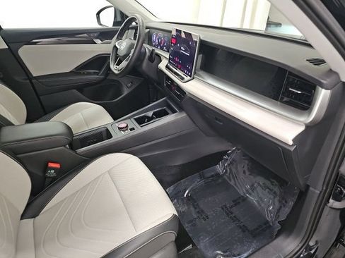 Used 2025 Volkswagen Tiguan SE w/ Panoramic Sunroof Package AWD/4WD image 34