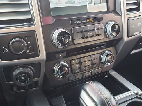 Used 2018 Ford F150 Platinum w/ Equipment Group 701A Luxury image 31