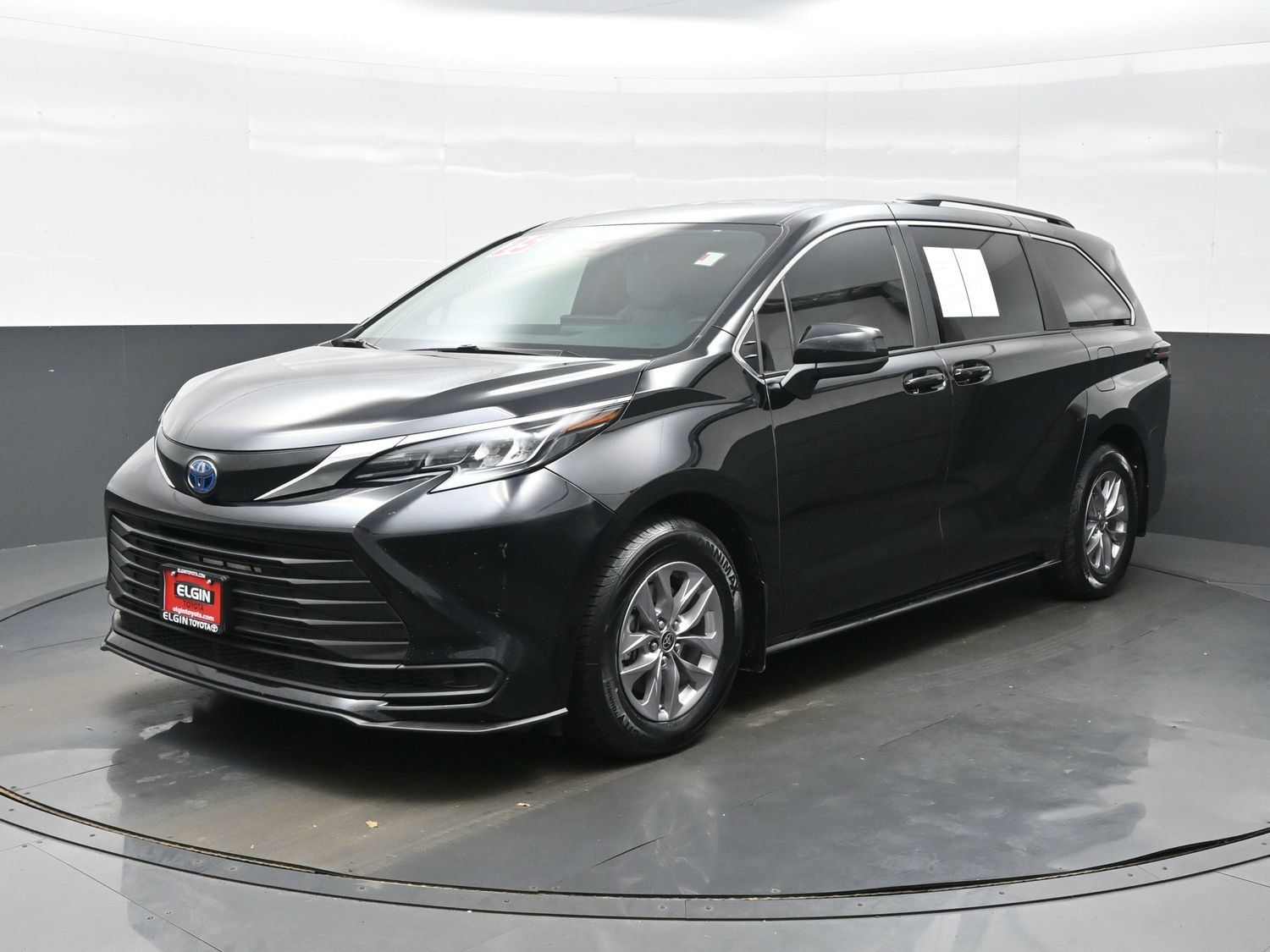 Used 2025 Toyota Sienna LE AWD/4WD image 2
