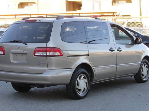 Used 2001 Toyota Sienna LE image 7