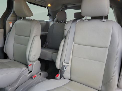 Used 2020 Toyota Sienna XLE image 21