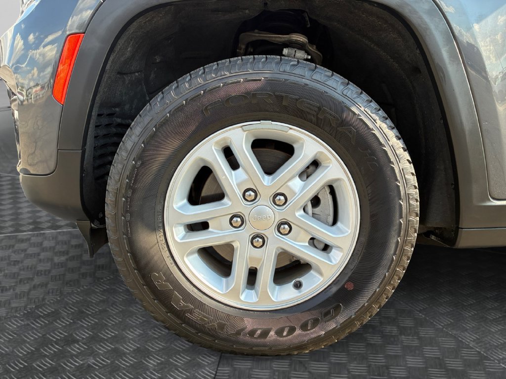 Used 2023 Jeep Grand Cherokee Laredo AWD/4WD image 22