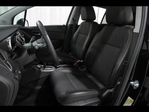 Certified 2022 Chevrolet Trax LT w/ Midnight Edition AWD/4WD image 5