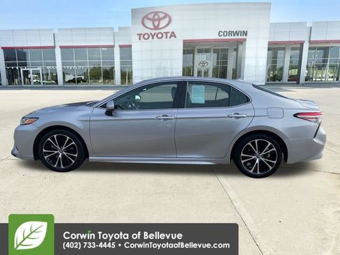 Used 2019 Toyota Camry SE FWD image 2