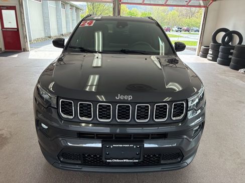 Used 2024 Jeep Compass Latitude AWD/4WD image 2