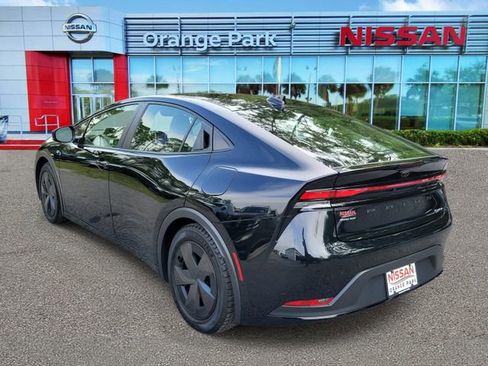 Used 2024 Toyota Prius LE FWD image 3