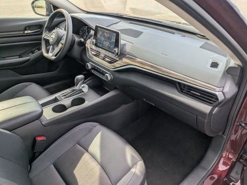 Used 2025 Nissan Altima 2.5 SV FWD image 19
