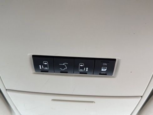 Used 2010 Chrysler Town & Country Limited image 24