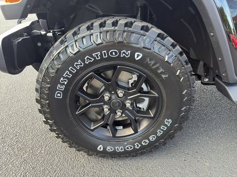 New 2025 Jeep Gladiator Sport image 15