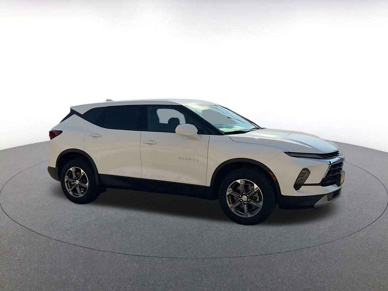 Used 2026 Chevrolet Blazer LT FWD image 2