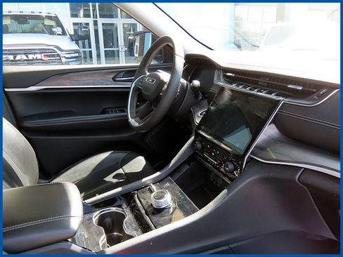 Certified 2023 Jeep Grand Cherokee L Limited w/ Luxury Tech Group II AWD/4WD image 8