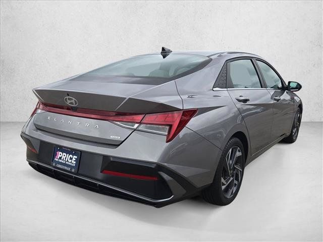 Used 2025 Hyundai Elantra Limited FWD image 5