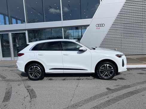 Used 2025 Audi Q5 Premium w/ Convenience Package image 16