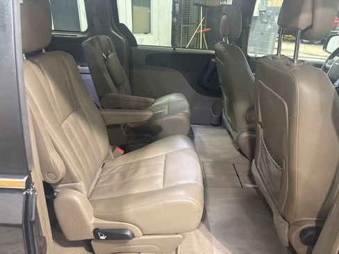 Used 2014 Chrysler Town & Country Touring image 9