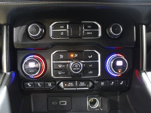 Used 2022 Chevrolet Suburban Premier image 22