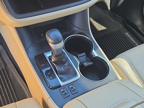 Used 2019 Toyota Highlander XLE image 32