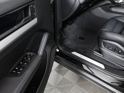 Used 2025 Porsche Cayenne Coupe image 8