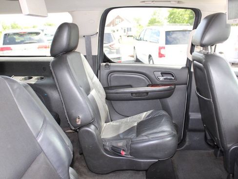 Used 2013 Cadillac Escalade ESV Luxury AWD/4WD image 19