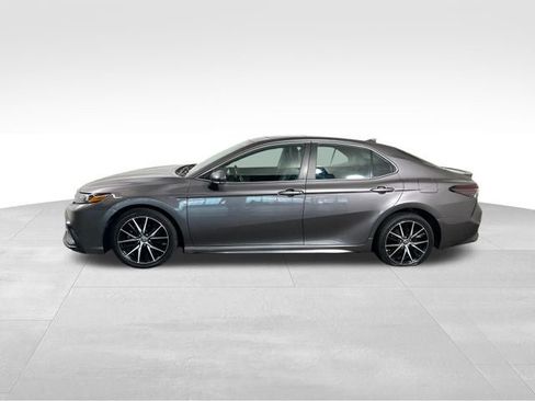 Used 2022 Toyota Camry SE w/ Convenience Package FWD image 3