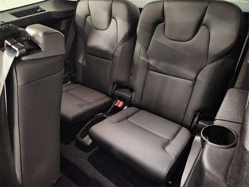 Used 2025 Volvo XC90 B6 Plus image 32