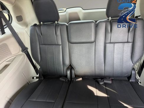 Used 2016 Chrysler Town & Country Touring w/ Driver Convenience Group FWD image 17