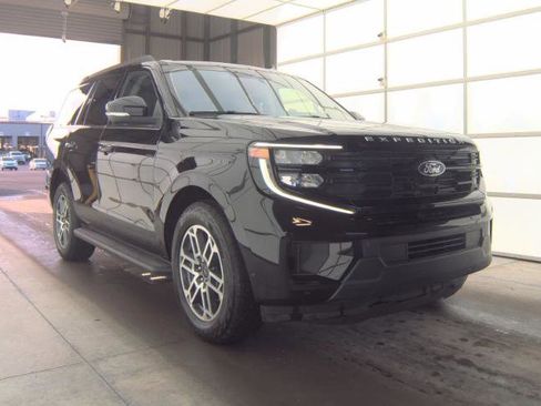 Certified 2025 Ford Expedition Active image 4
