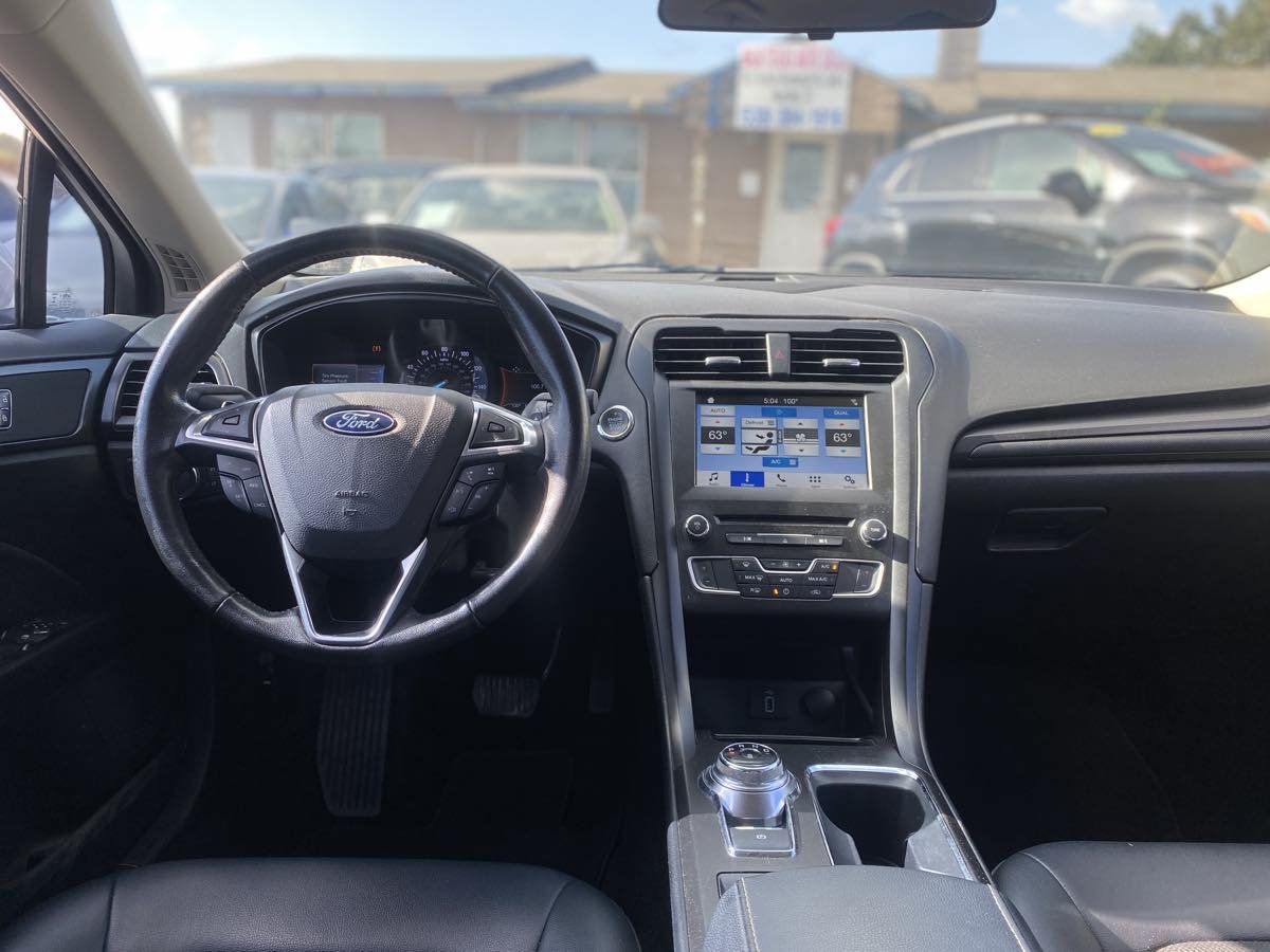 Used 2018 Ford Fusion SE w/ Equipment Group 201A FWD image 10