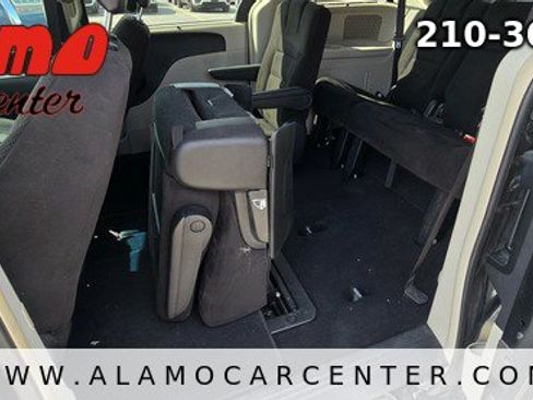 Used 2014 Chrysler Town & Country Touring FWD image 28