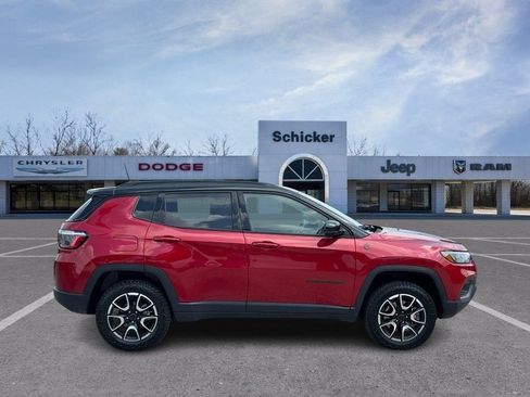 Used 2025 Jeep Compass Trailhawk AWD/4WD image 2