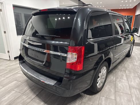 Used 2013 Chrysler Town & Country Touring image 10