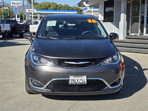 Used 2020 Chrysler Pacifica Touring image 2