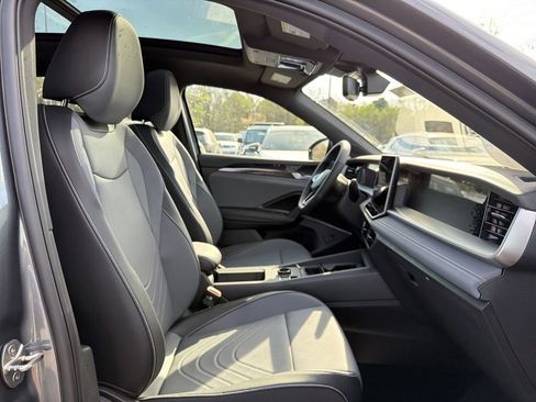 New 2026 Volkswagen Tiguan SE R-Line FWD image 18