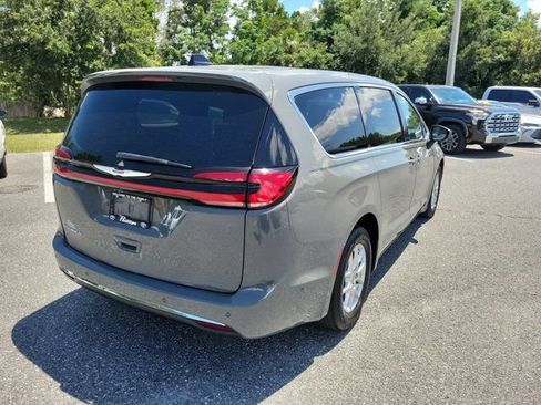 Used 2023 Chrysler Pacifica Touring-L FWD image 10