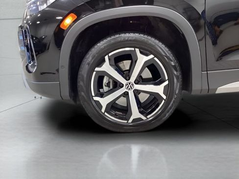 Certified 2025 Volkswagen Tiguan SE w/ Panoramic Sunroof Package AWD/4WD image 22
