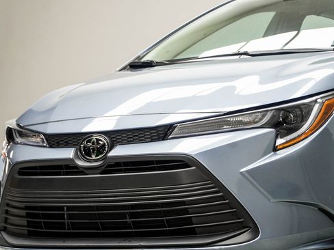 Used 2024 Toyota Corolla LE image 2