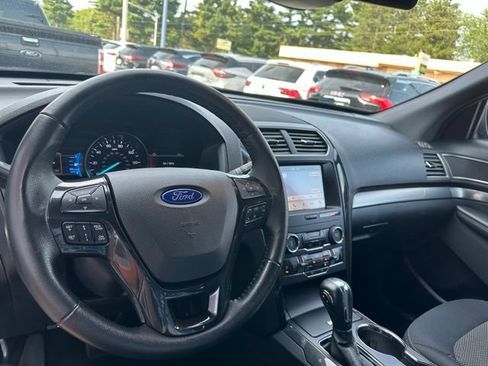 Used 2019 Ford Explorer XLT w/ Equipment Group 201A AWD/4WD image 17