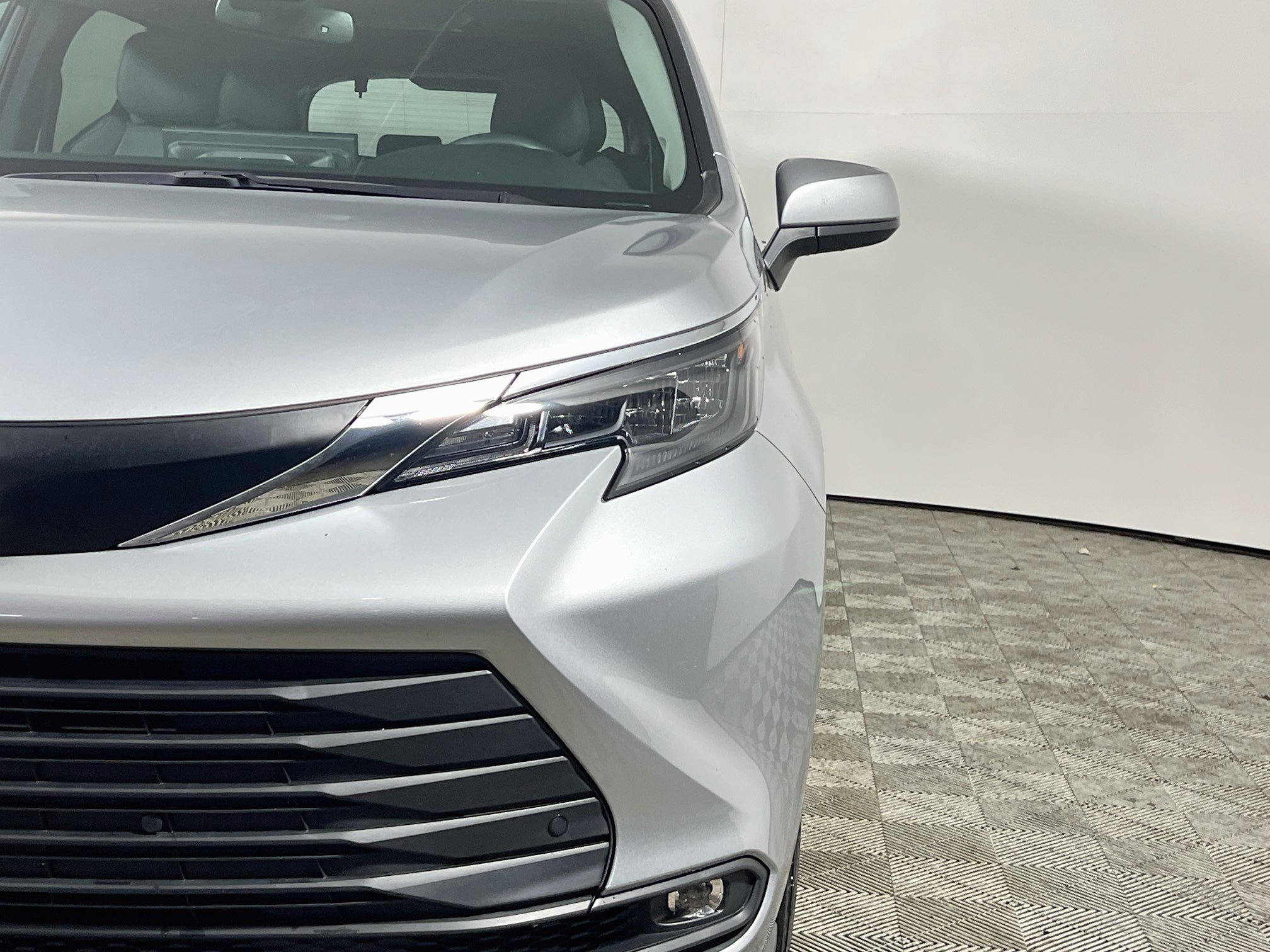 Used 2025 Toyota Sienna XLE w/ XLE Plus Package FWD image 12