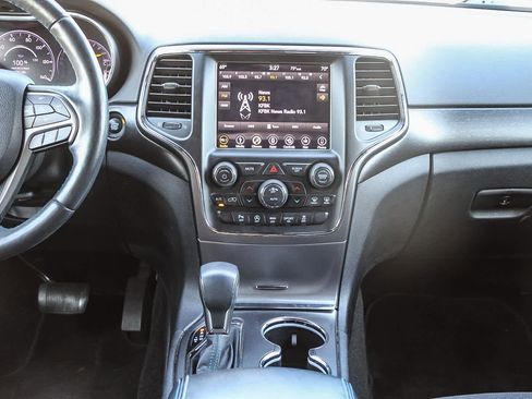 Used 2018 Jeep Grand Cherokee Laredo image 13