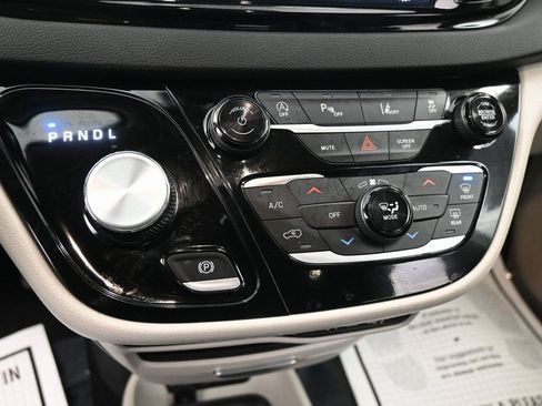 Used 2024 Chrysler Pacifica Touring-L image 15