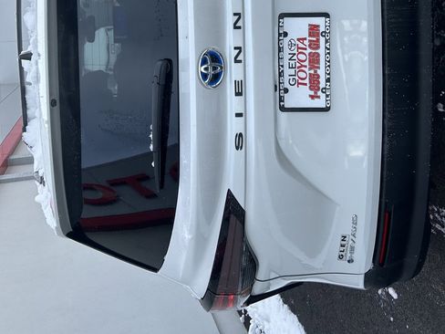 Used 2025 Toyota Sienna XLE w/ XLE Plus Package image 6