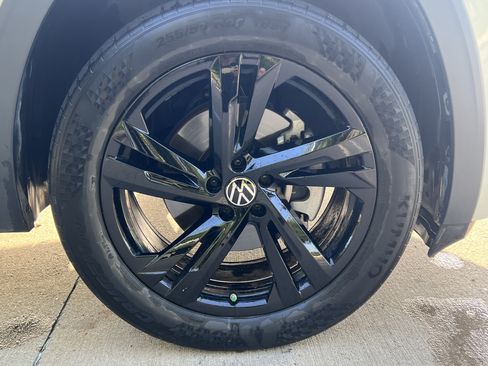 Certified 2024 Volkswagen Atlas Cross Sport SEL R-Line AWD/4WD image 12