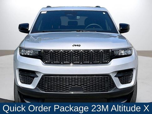 Used 2023 Jeep Grand Cherokee Altitude AWD/4WD image 3