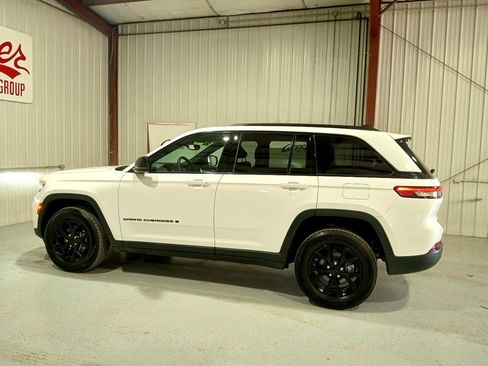 Used 2024 Jeep Grand Cherokee Altitude image 24