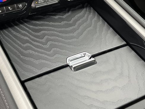 Used 2024 GMC Yukon Denali w/ Advanced Technology Package image 22