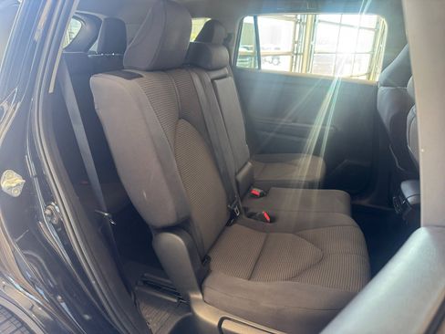Used 2025 Toyota Highlander LE FWD image 18