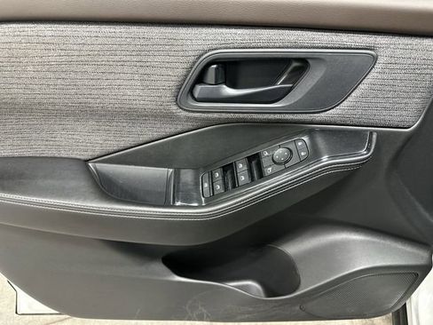 Used 2022 Nissan Rogue S image 16