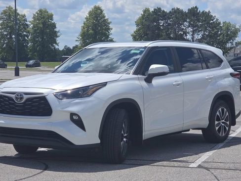 Used 2023 Toyota Highlander XLE FWD image 4