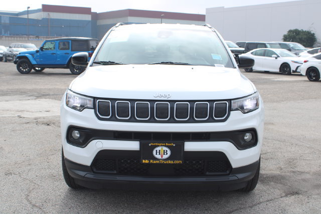 Used 2022 Jeep Compass Latitude w/ Convenience Group AWD/4WD image 2