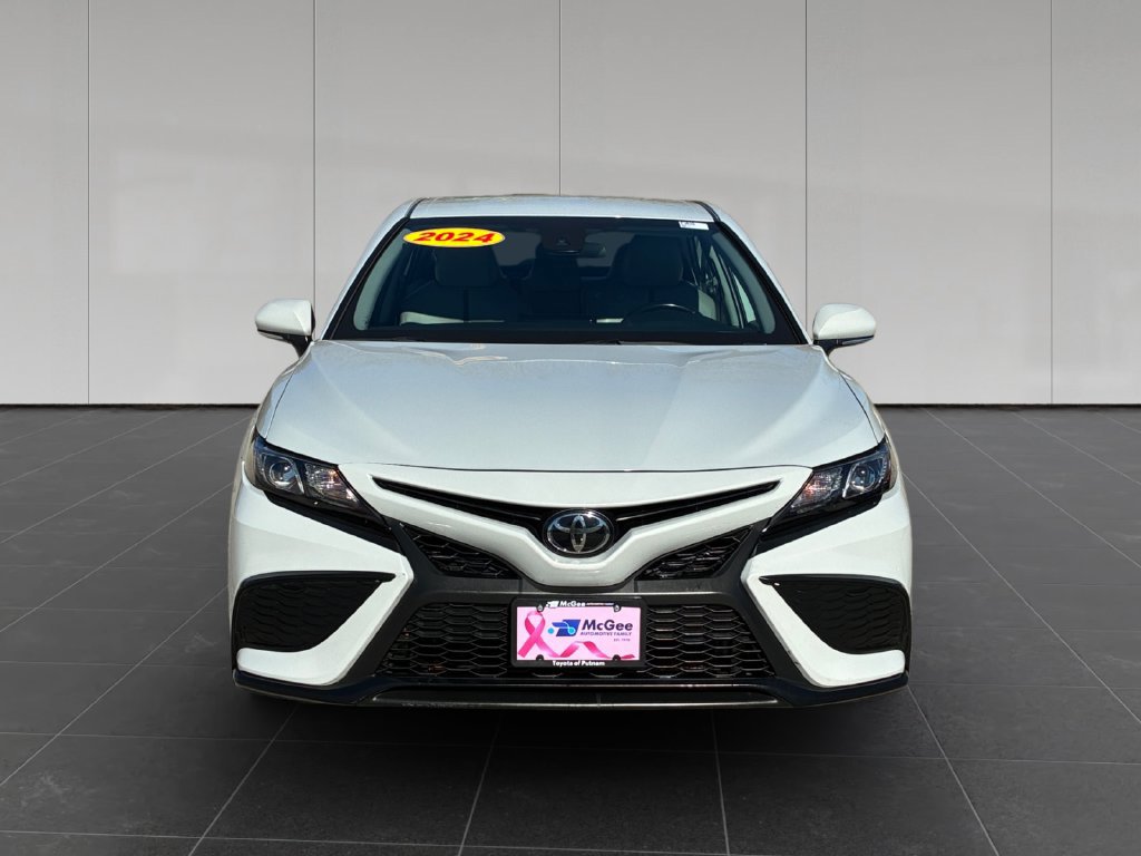 Used 2024 Toyota Camry SE w/ Cold Weather Package FWD image 9